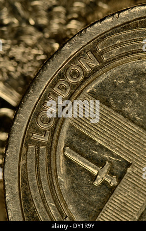 Konzept Pfund Sterling/Euro Dollar Exchange. Rand von Old Style £ 1 Münze zeigt "London" und Schwert. Stockfoto