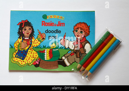 Redan Rosie & Jim doodle Pad Buch mit Packung Bleistifte isoliert auf weißem Hintergrund färben Stockfoto