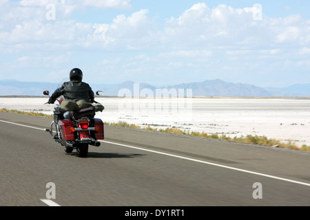 ein Motorradfahrer geht durch den Bonneville Salt Flats im nordwestlichen Utah Foto von Jen Lombardo Stockfoto