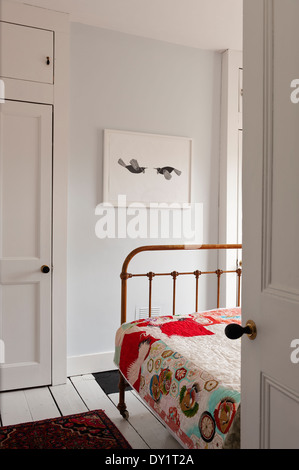 Handgefertigte Steppdecke von Cassandra Ellis im Schlafzimmer mit Wänden von Little Greene in Bone China blau lackiert Stockfoto