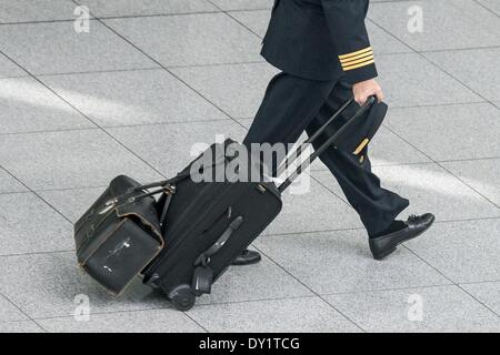 München, Deutschland. 3. April 2014. Eine Pilot geht über ein Terminal mit einem Koffer am Flughafen "Franz Josef Strauß" in München, 3. April 2014. Lufthansa AG kündigen rund 3.800 Flüge von 2. April bis 4. April aufgrund der pilot Streik bei Lufthansa. Foto: Armin Weigel/Dpa/Alamy Live-Nachrichten Stockfoto