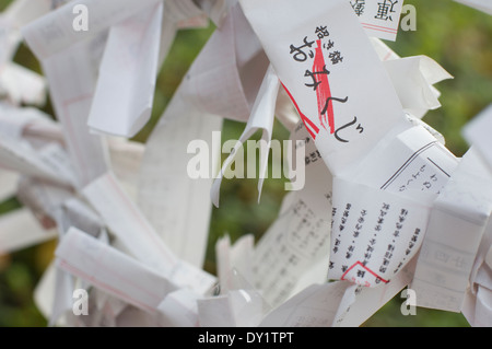 Omikuji (O-Mikuji) Vermögen Papiere im Kiyomizu Kannon-Do, Ueno-Park, Tokyo Stockfoto