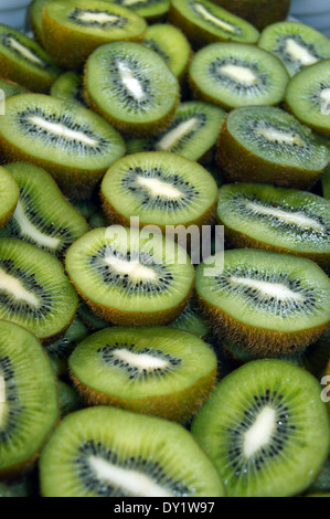 Kiwi-Früchte Schneiden und halbiert angezeigt auf einem Teller auf einem Hotel Buffet-Tisch in Boa Vista, Kapverdische Inseln, Afrika. Stockfoto