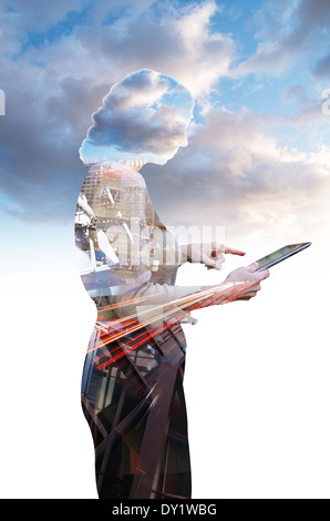 Geschäftsfrau, die mit einem Computer Tablet Compositing mit Wolken Stockfoto
