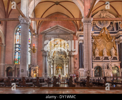 Venedig - Innenraum der Basilika di San Giovanni e Paolo Kirche. Blick über das Kirchenschiff zur Kapelle der Hl. Dominikus. Stockfoto