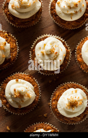 Hausgemachte Carrot Cupcakes mit Cream Cheese Frosting für Ostern Stockfoto