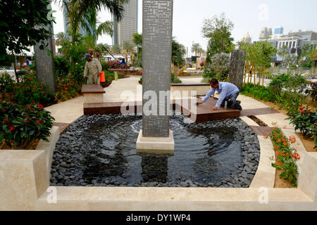 Dubai, Vereinigte Arabische Emirate. 3. April 2014. Der Tag der Eröffnung des ersten Dubai International Garden. Dies ist der Spaziergang in und bleiben eine Weile Garten Credit: Iain Masterton/Alamy Live News Stockfoto