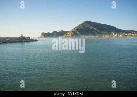 Altea Bucht an einem sonnigen Morgen von seinem Hafen gesehen Stockfoto