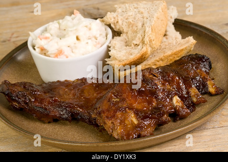 Schweinerippchen in Barbecue-Sauce mit Krautsalat und knusprigem Brot Stockfoto