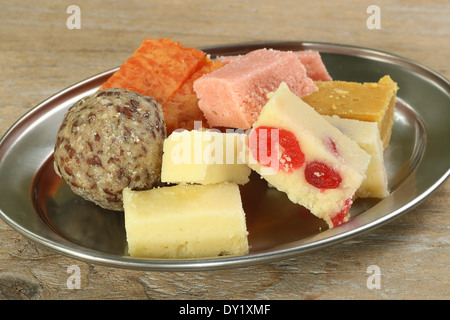 Auswahl an köstlichen indischen Süßigkeiten auf einem Metall-Teller Stockfoto