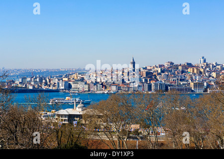 Blick vom Mecidiye Kosku Terrasse im vierten Hof des Topkapi-Palast mit Blick auf das Goldene Horn, Galata, Istanbul, Türkei Stockfoto