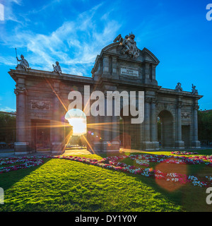 Die berühmten Puerta de Alcala bei Sonnenuntergang, Madrid, Spanien Stockfoto