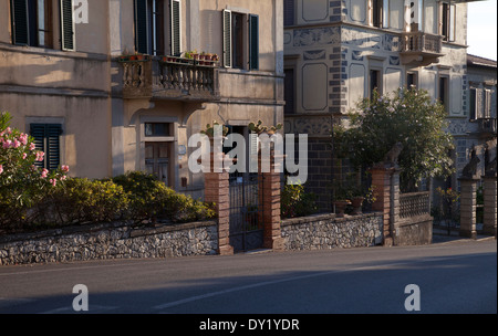 Am frühen Morgen Strassenszene in das Dorf Radda in Chianti Region Italiens Stockfoto