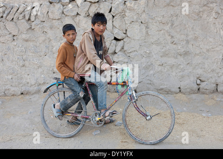 Ladakh, Indien. Junge Burschen im Dorf von Mulbrek Stockfoto