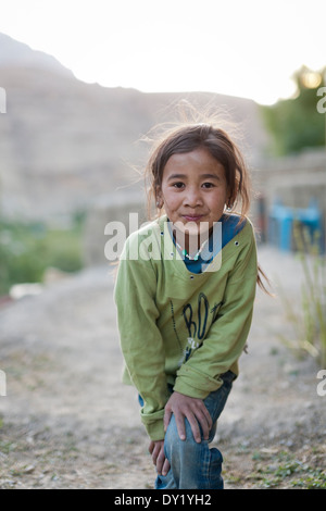 Ladakh, Indien. Junge tibetische Mädchen im Dorf Mulbrek Stockfoto