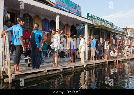 Srinagar, Kashmir, Indien, Südasien. Bekleidung und Textilwaren Geschäfte am Dal Lake Stockfoto