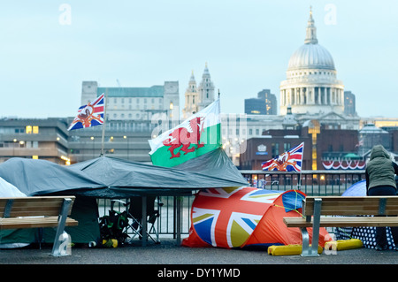 Royalisten Camping in der Nähe von Themse während der Königin Diamond Jubilee Stockfoto