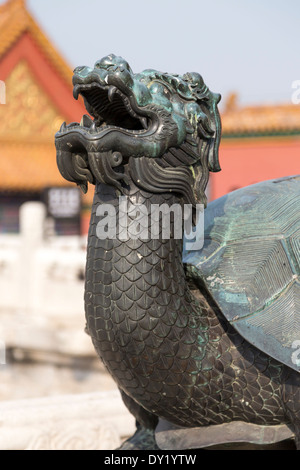 Asien-Peking-Bronze-Statue einer Schildkröte mit einem Drachenkopf vor die Tai er Dian Hall CHINA verbotene Stadt Stockfoto