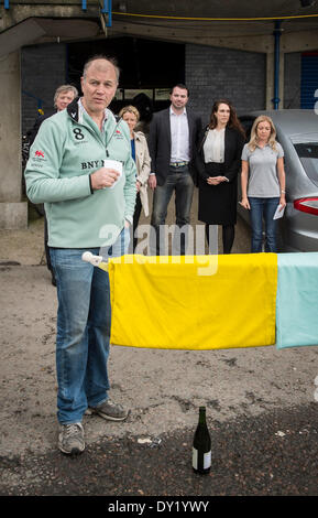 London, UK. 3. April 2014. Cambridge University Boat Club Boot Benennung Zeremonie während Tideway Woche - im Vorfeld der Universitäten Boat Race auf Sonntag, 6. April 2014. CUMC des neuen 2014 blaue Boot wurde in Erinnerung an CUBC Mitglied und alten blauen Toby Wallace benannt. Am 2. Juli 2013 wurde Toby, im Alter von 36, getötet, wenn ein LKW während eine Charity-Radtour von Endland, John O'Groats getroffen. Im Jahr 2012 hatte er den Atlantik im Namen der Nächstenliebe gerudert. Er hinterließ eine Frau zehn Jahre Claire, die abgebildet ist eine bewegende Rede. Bildnachweis: Action Plus Sport Bilder/Alamy Live News Stockfoto