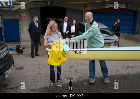 London, UK. 3. April 2014. Cambridge University Boat Club Boot Benennung Zeremonie während Tideway Woche - im Vorfeld der Universitäten Boat Race auf Sonntag, 6. April 2014. CUMC des neuen 2014 blaue Boot wurde in Erinnerung an CUBC Mitglied und alten blauen Toby Wallace benannt. Am 2. Juli 2013 wurde Toby, im Alter von 36, getötet, wenn ein LKW während eine Charity-Radtour von Endland, John O'Groats getroffen. Im Jahr 2012 hatte er den Atlantik im Namen der Nächstenliebe gerudert. Er hinterließ eine Frau zehn Jahre Claire, die abgebildet ist eine bewegende Rede. Bildnachweis: Action Plus Sport Bilder/Alamy Live News Stockfoto