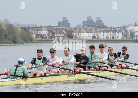 London, UK. 3. April 2014. Ausflug von der Cambridge University Boat Club in Vorbereitung für die Universitäten Regatta am Sonntag, 6. April 2014 zu üben.  Lage:-Themse, London, Vereinigtes Königreich zwischen Putney (Start) und Mortlake.   CUBC blau Bootscrew (Light Blue Tops):-Cambridge Blau Boots Crew:-Bogen: Mike Thorp, 2: Luk Juckett, 3: Ivo Dawkins, 4: Steve Dudek, 5: Helge Gruetjen, 6: Matthew Jackson, 7: Joshua Hooper, Schlaganfall: Henry Hoffstot, Cox: Ian Middleton, Chef-Trainer: Steve Trapmore. Bildnachweis: Duncan Grove/Alamy Live-Nachrichten Stockfoto