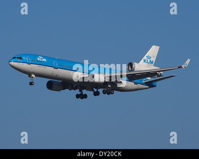 Die KLM Royal Dutch Airlines McDonnell Douglas MD-11 mit der Registrierung PH-KCA landet am Flughafen Schiphol in den Niederlanden. Dieses Flugzeug ist Teil der Flotte der Fluggesellschaft, bekannt für Langstreckenflüge und seine dreimotorige Konfiguration. Stockfoto