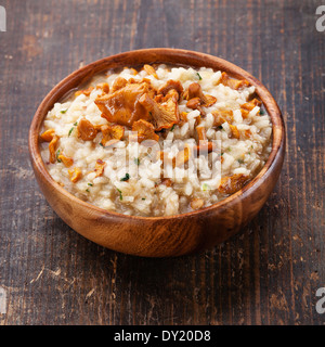 Risotto mit Pfifferlingen in Holzschale Stockfoto