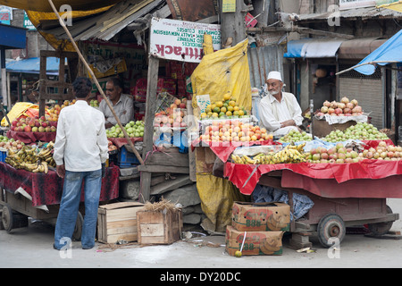 Srinagar, Jammu und Kaschmir, Indien, Südasien. Straßenmarkt Stockfoto