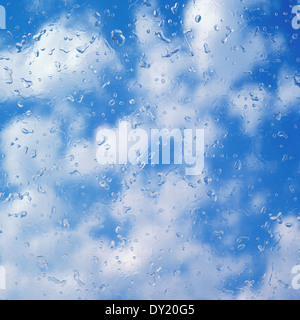 Regentropfen am Fenster gegen den Himmel Stockfoto