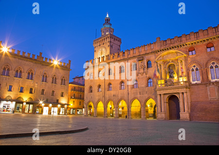 Bologna - Palazzo Comunale und Piazza Maggiore square in Morgen-Dämmerung Stockfoto