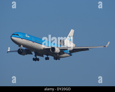 KLM Royal Dutch Airlines McDonnell Douglas MD-11, Registrierung PH-KCA, landet am Flughafen Schiphol (AMS - EHAM), Niederlande, während eines kommerziellen Flugbetriebs. Stockfoto