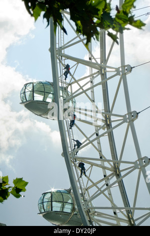 Lizenzfreie kostenlose Stockfoto Gruppe von Polizisten, die das London Rad klettern. Stockfoto