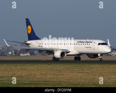 D-AEBD Lufthansa CityLine Embraer ERJ-195LR (ERJ-190-200 LR), Landung auf Schiphol, Bild 2 Stockfoto