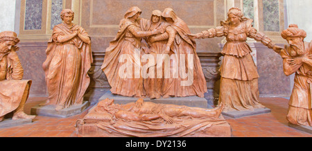 Bologna - Statue von Statuengruppe der Trauer über die toten Christus in Terrakotta von A. Lombardi im Dom - St. Peterskirche Stockfoto