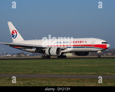 Die Boeing 777-F6N von China Cargo Airlines mit der Registrierung B-2083 landet am Flughafen Schiphol in den Niederlanden. Dieses Frachtflugzeug wird für den Transport von Gütern über große Entfernungen eingesetzt, wobei der Schwerpunkt auf Effizienz und Frachtkapazität liegt. Stockfoto