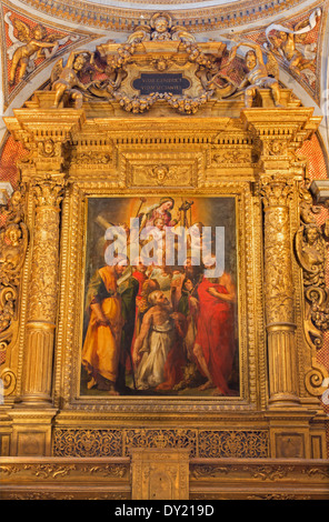 BOLOGNA, Italien - 15. März 2014: Altar in "Oratorio de Batutti" mit der Farbe der Madonna mit den Heiligen Stockfoto