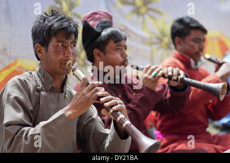 Leh, Ladakh, Indien. Buddhistische Musiker spielen im Hof des Chowkhang Gompa während des Festivals von Ladakh Stockfoto