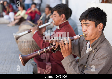 Leh, Ladakh, Indien. Buddhistische Musiker spielen im Hof des Chowkhang Gompa während des Festivals von Ladakh Stockfoto