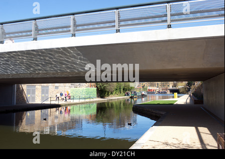 Brücke am Granary Square über Regents Canal, Camden, London, England, Vereinigtes Königreich Stockfoto