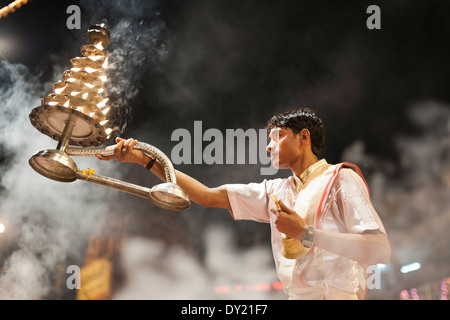 Varanasi, Indien. Ganga Aarti nachts Stockfoto