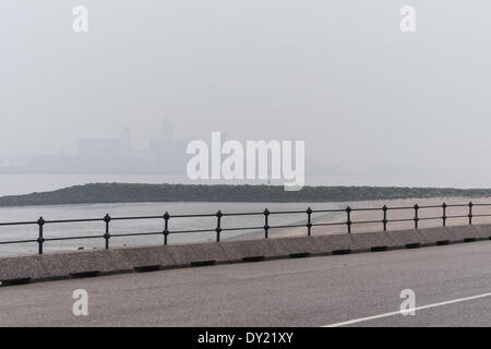 Liverpool, Vereinigtes Königreich. 3. April 2014. Eine unklare Sicht hinunter den Mersey von New Brighton auf Donnerstag, 3. April 2014. Smog, erstellt durch eine Mischung von Umweltverschmutzung und Saharastaub übergeben der Region. Bildnachweis: Peter Carr/Alamy Live-Nachrichten Stockfoto