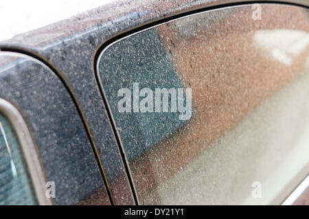 Liverpool, Vereinigtes Königreich. 3. April 2014. Ein Auto in der Sahara Sand in Liverpool auf Donnerstag, 3. April 2014 abgedeckt. Smog, erstellt durch eine Mischung von Umweltverschmutzung und Saharastaub übergeben der Region. Bildnachweis: Peter Carr/Alamy Live-Nachrichten Stockfoto