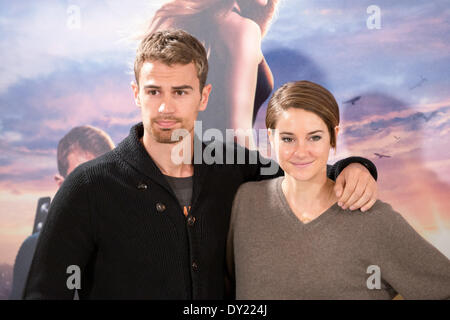 Madrid, Spanien. 3. April 2014. Englischer Schauspieler Theo James, links und rechts, US-Schauspielerin Shailene Woodley, posieren für Fotografen während der Photocall "Divergent" in Madrid, Spanien auf Donnerstag, 3. April 2014. (Foto von Oscar Gonzalez/NurPhoto) Bildnachweis: Oscar Gonzalez/NurPhoto/ZUMAPRESS.com/Alamy Live-Nachrichten Stockfoto