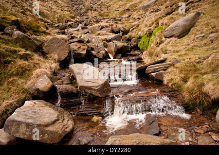 Messe-Bach von den nördlichen Hängen des Kinder Scout in der Peak District National Park. Stockfoto