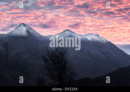 Die fünf Schwestern in der Kintail National Scenic Area in den Highlands. Stockfoto