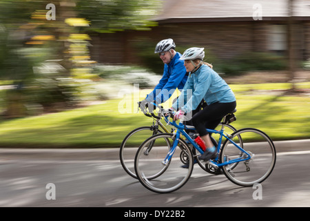 Älteres paar Radfahren zusammen, USA Stockfoto