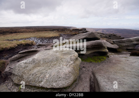 Gritstone rock am Rande des Kinder Scout. Folgt dem Pfad auf der Nordseite über Schwarze Ashop Moor, Peak District National Park Stockfoto