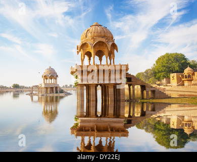 Indische Sehenswürdigkeiten - Gadi Sagar Tempel auf Gadisar See - Jaisalmer, Rajasthan, Nordindien Stockfoto