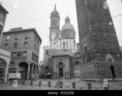 BOLOGNA, Italien - 16. März 2014: Torre Garisenda Türme und Kirche von st. Bartolomeo e Gaetano. Stockfoto