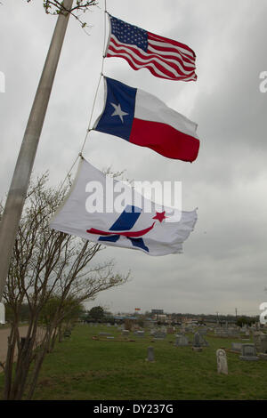 Fahnen überfliegen auf Halbmast Killeen Stadtfriedhof nach einer Messe auf Fort Hood Army Post Links vier Menschen tot zu schießen. Stockfoto